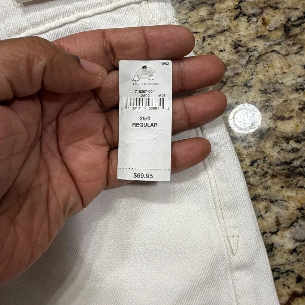 NEW Gap Womens 90s Loose Bermuda Shorts Mid Rise White Denim Raw Hem Size 0 ws